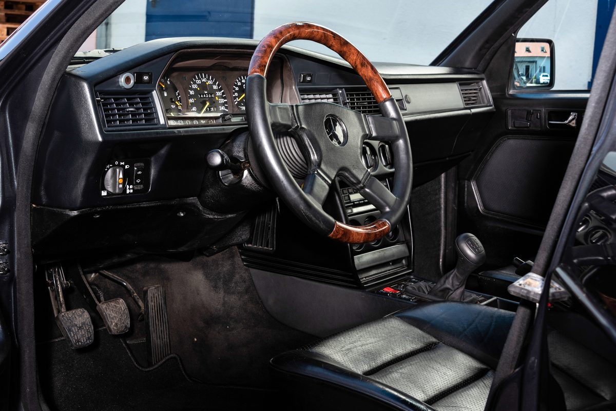Cockpit mit Holzlenkrad