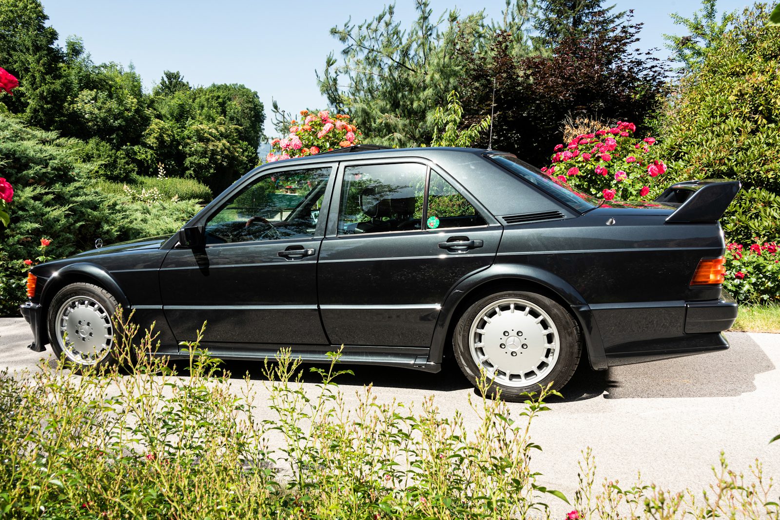 Vollrestaurierter Mercedes-Benz 190 E 2.5-16 EVO I in Blauschwarz, Seitenansicht