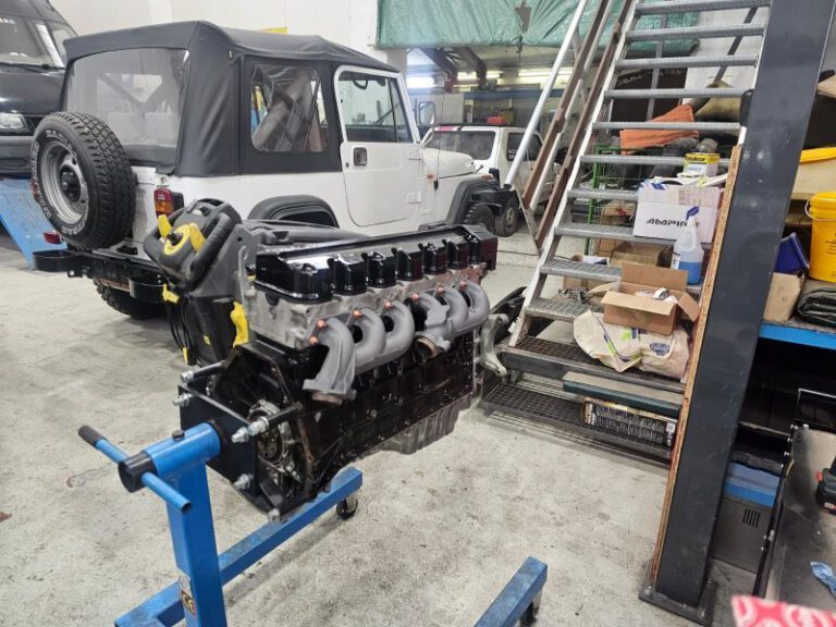 Überholtes Motoraggregat auf dem Montagebock