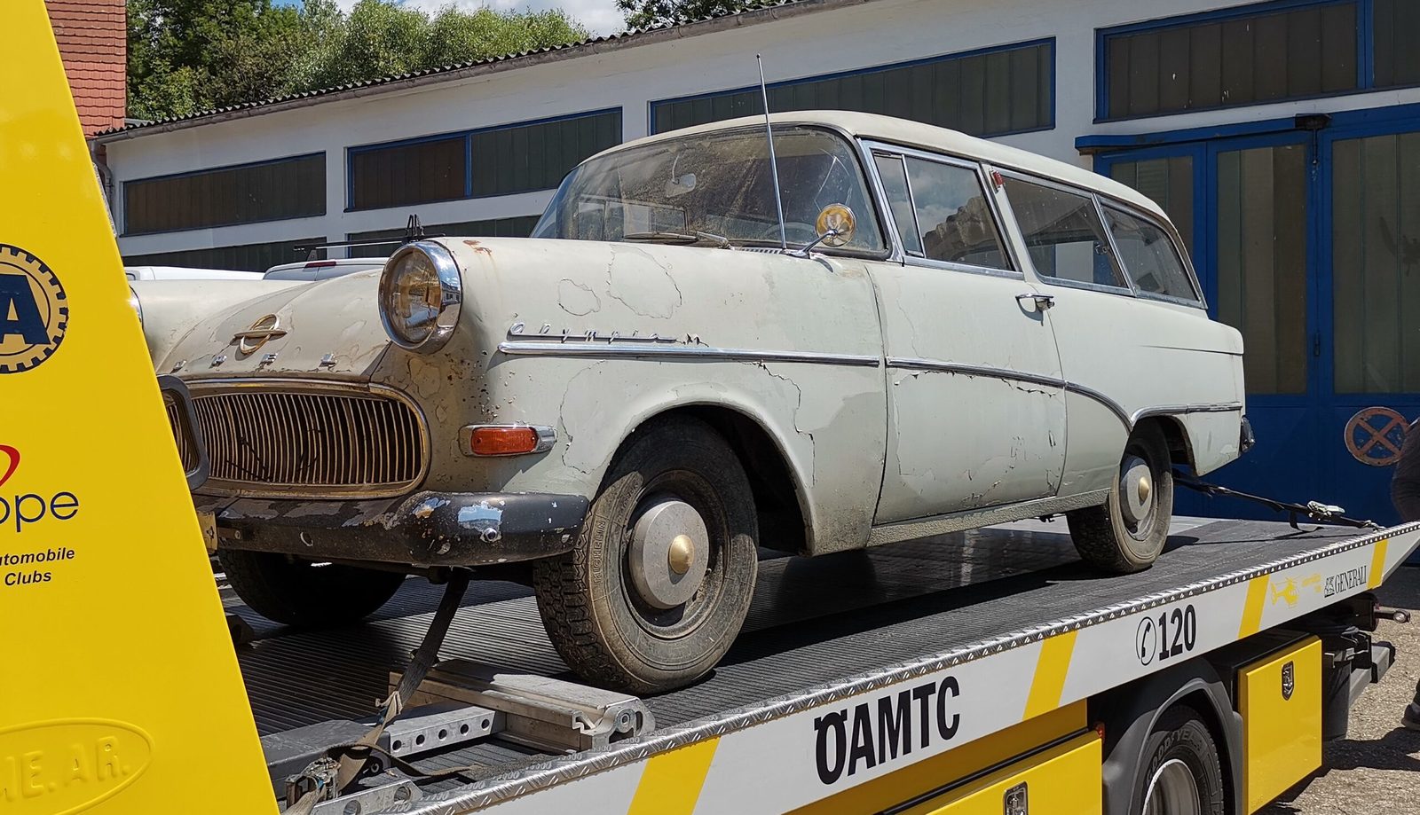 Opel Olympia Rekord Caravan auf dem Abschleppanhänger bei der Anlieferung