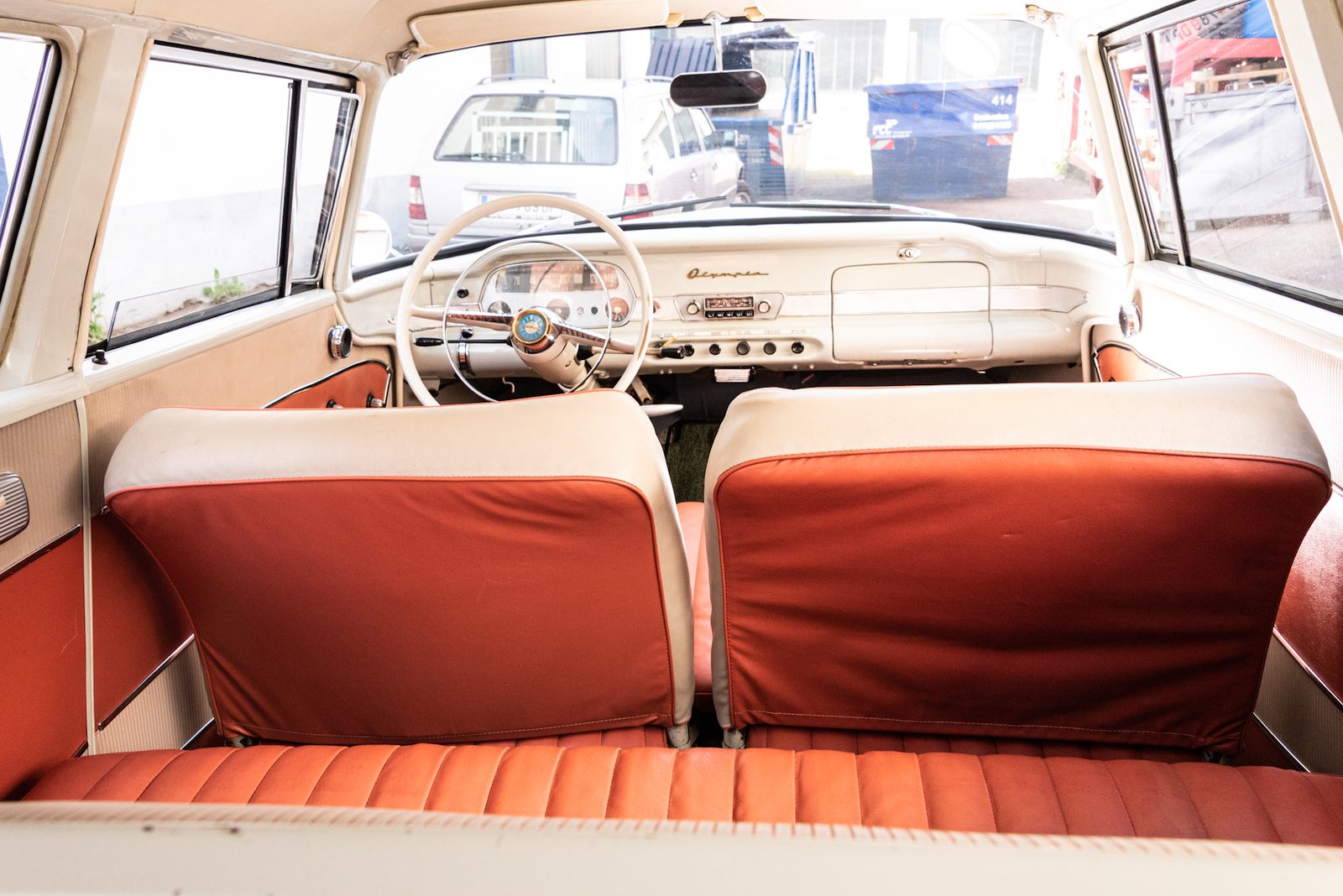 Interieur mit roter Sitzbank