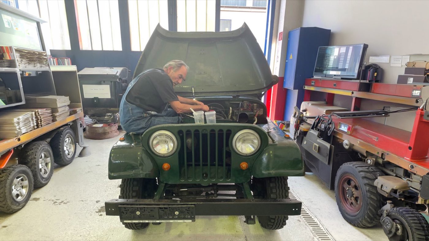 Ing. Martin Walzl bei der Arbeit am Motor eines Willys CJ5 in der Werkstätte in Wolfsberg