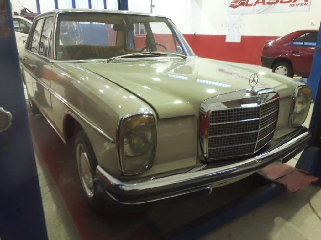 Mercedes-Benz W114 250 „/8“ in der Werkstätte