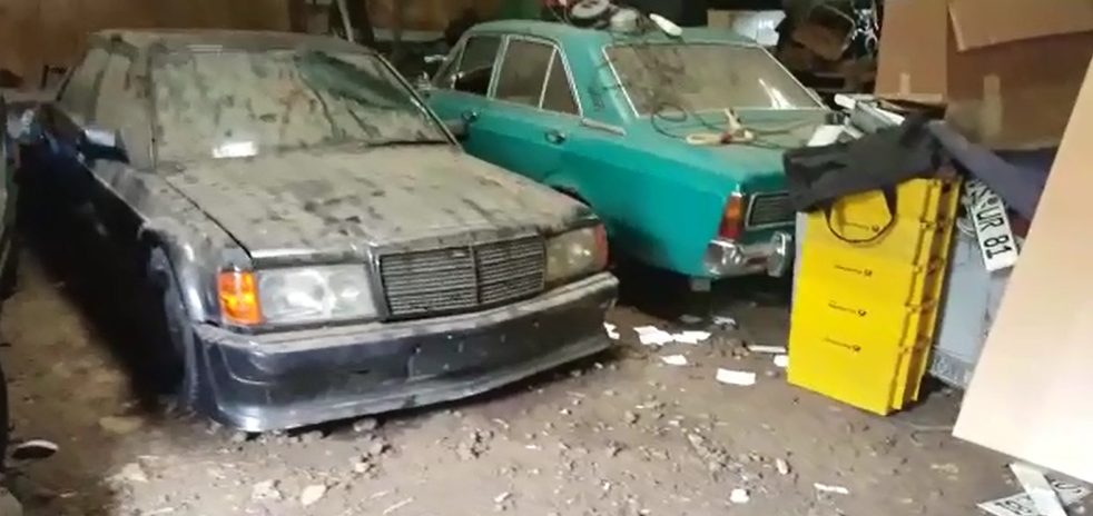 Abgestellte Fahrzeuge in einer Halle – Ausgangspunkt vieler Restaurierungen