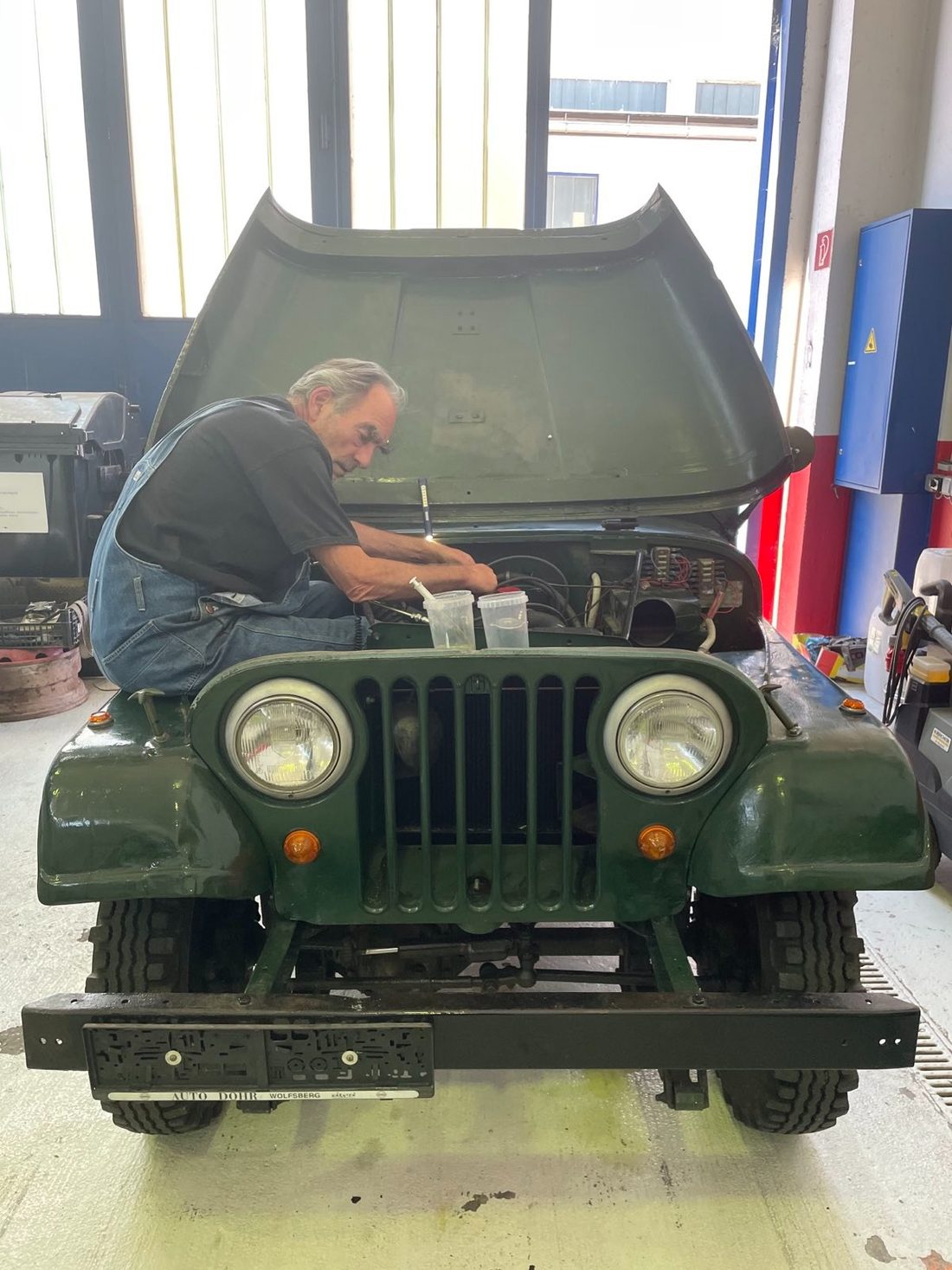 Fehlersuche am Vergaser eines Willys Jeep in der Werkstätte