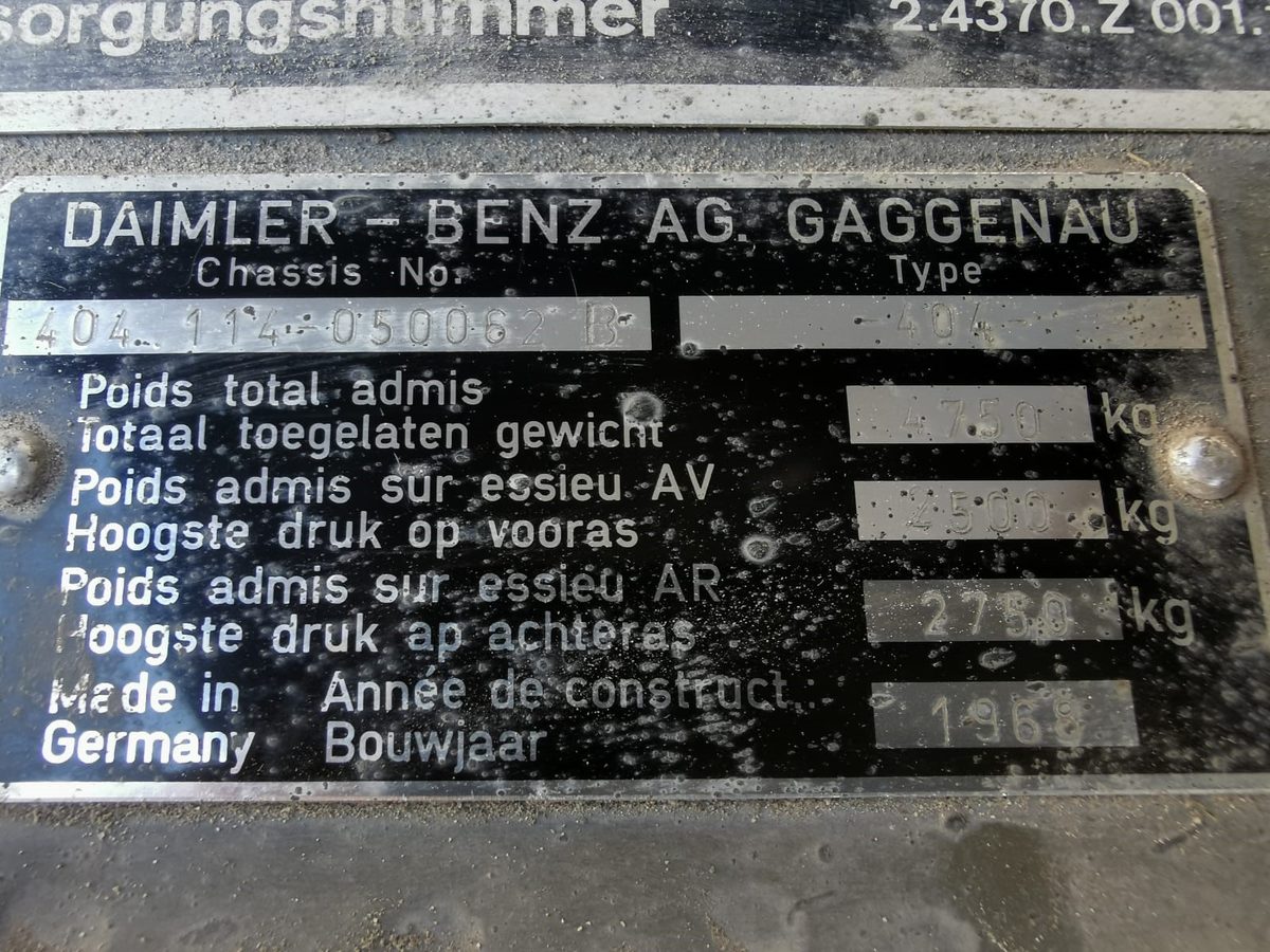 Original-Typenschild eines Mercedes-Benz Unimog als Grundlage der Bestandsaufnahme