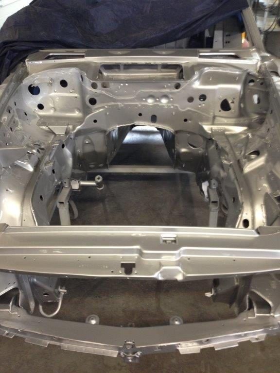 Blank gelegtes Blech einer Mercedes-Benz W107 Karosserie während der Instandsetzung