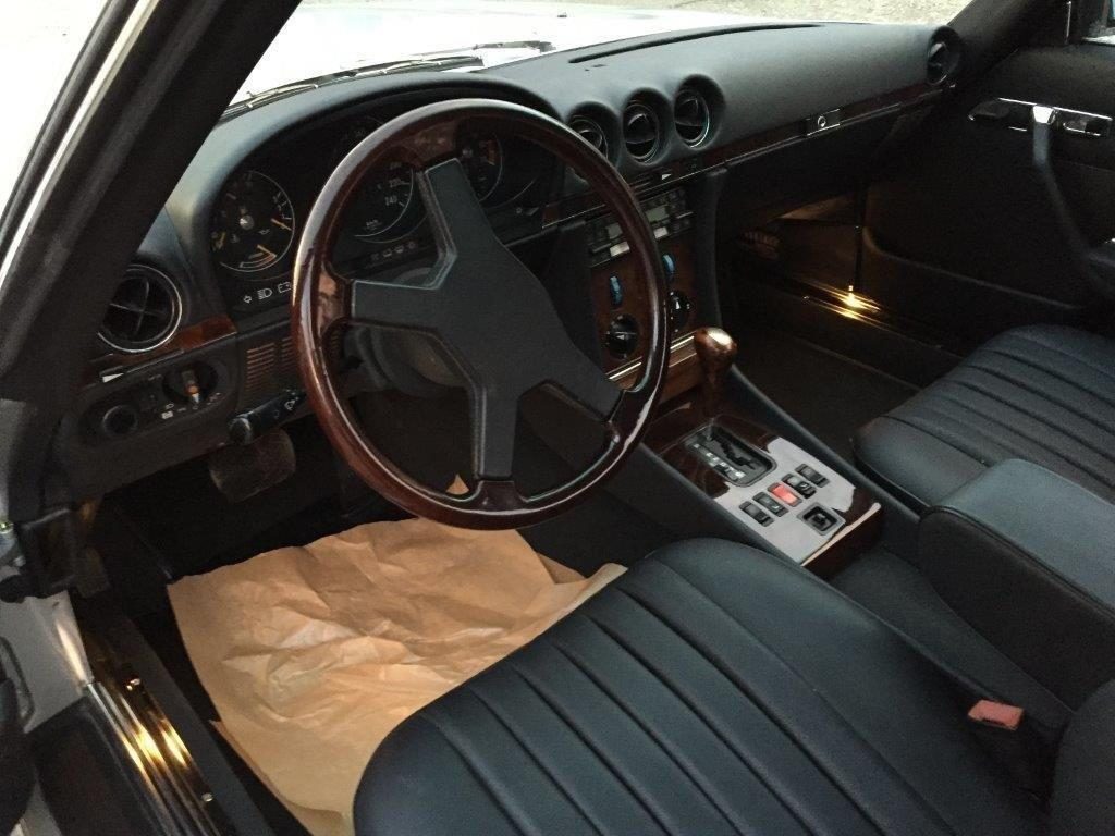 Neu angefertigte Ledergarnitur in einem Mercedes-Benz W107