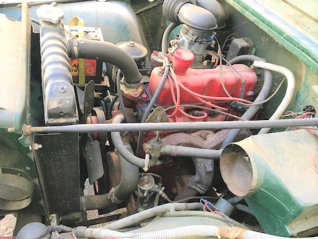 Motorraum mit überholtem Vergaser